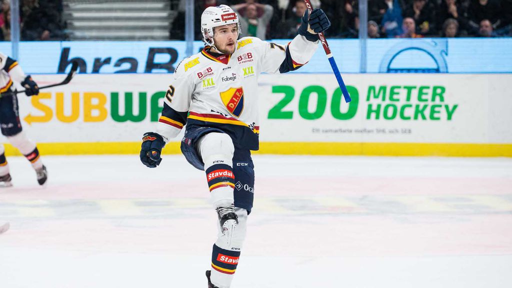 Emil Bemström jublar efter ett mål.