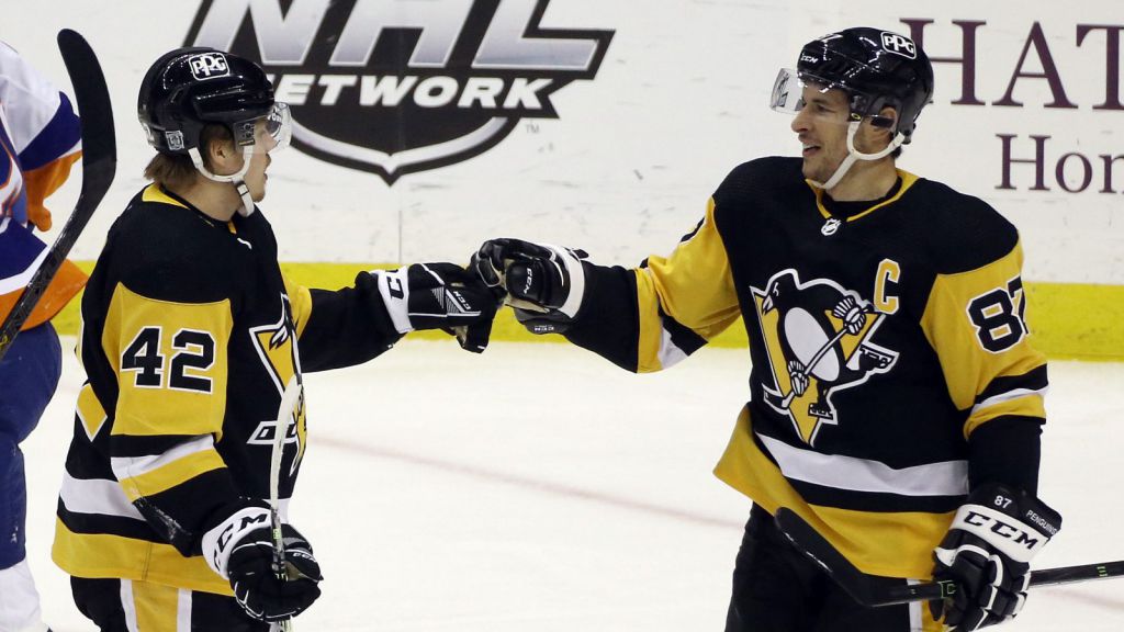 Kasperi Kapanen och Sidney Crosby.