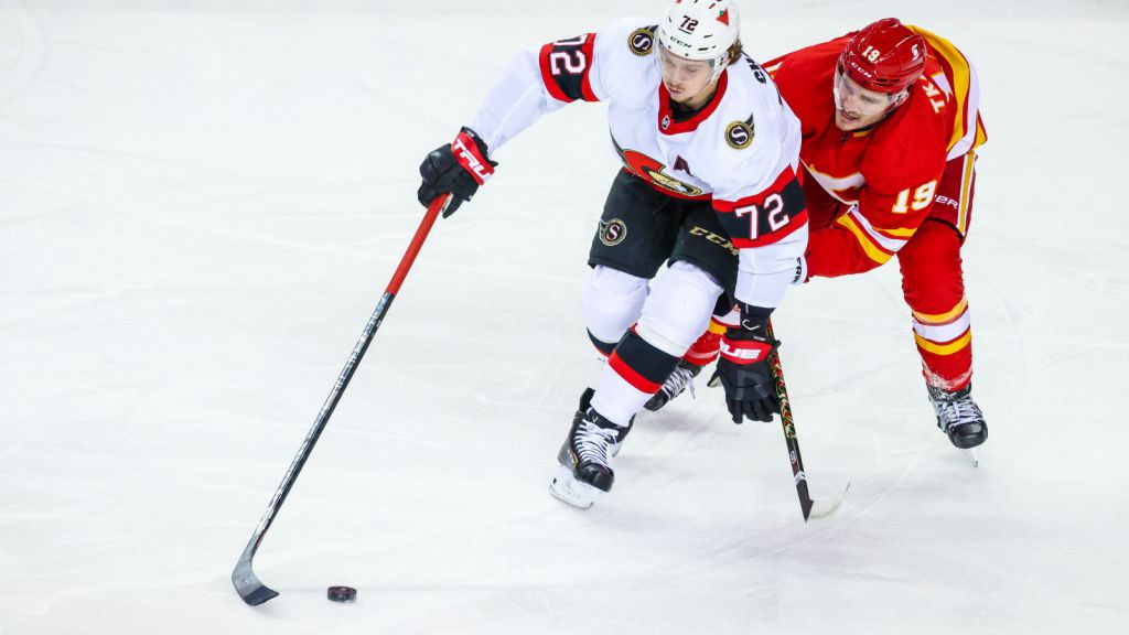 Thomas Chabot i duell med Matt Tkachuk.