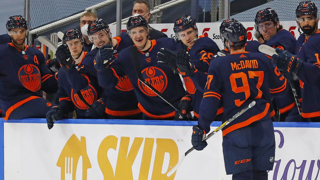McDavid firar förstaplatsen tillsammans med lagkompisarna.