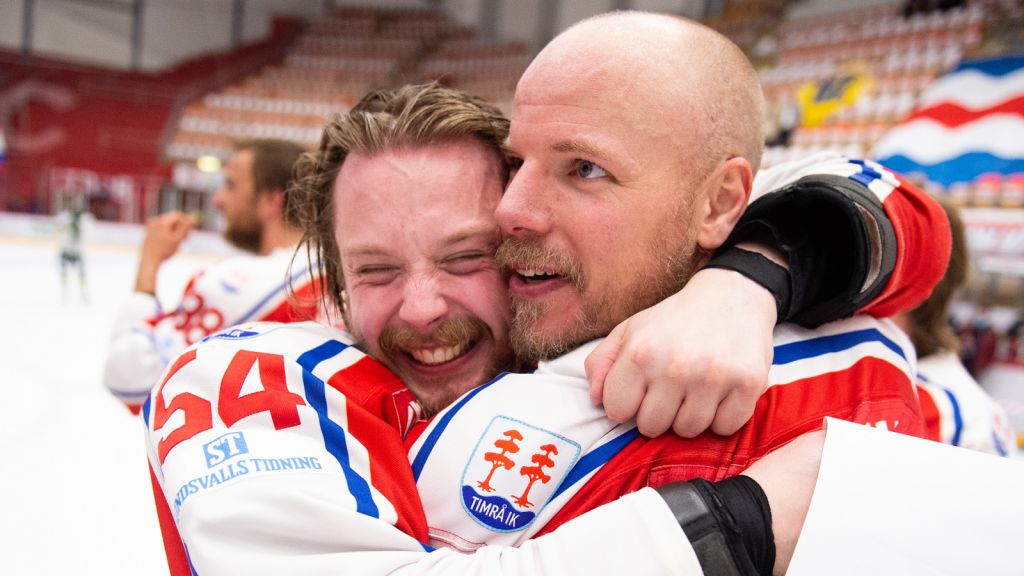 Jonathan Dahlén och Morten Madsen firar Timrås avancemang till SHL.