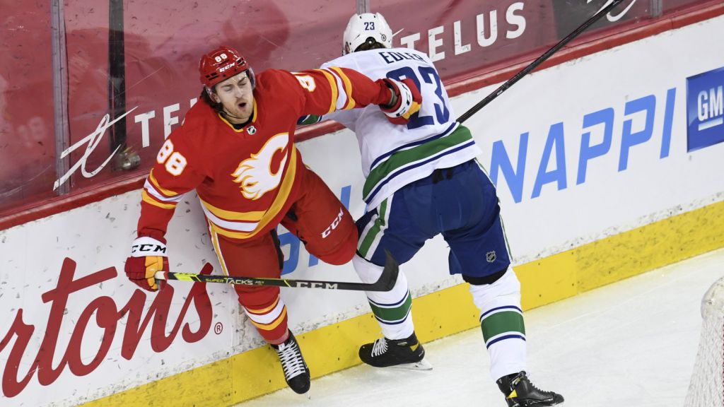 Edler i duell med Andrew Mangiapane.