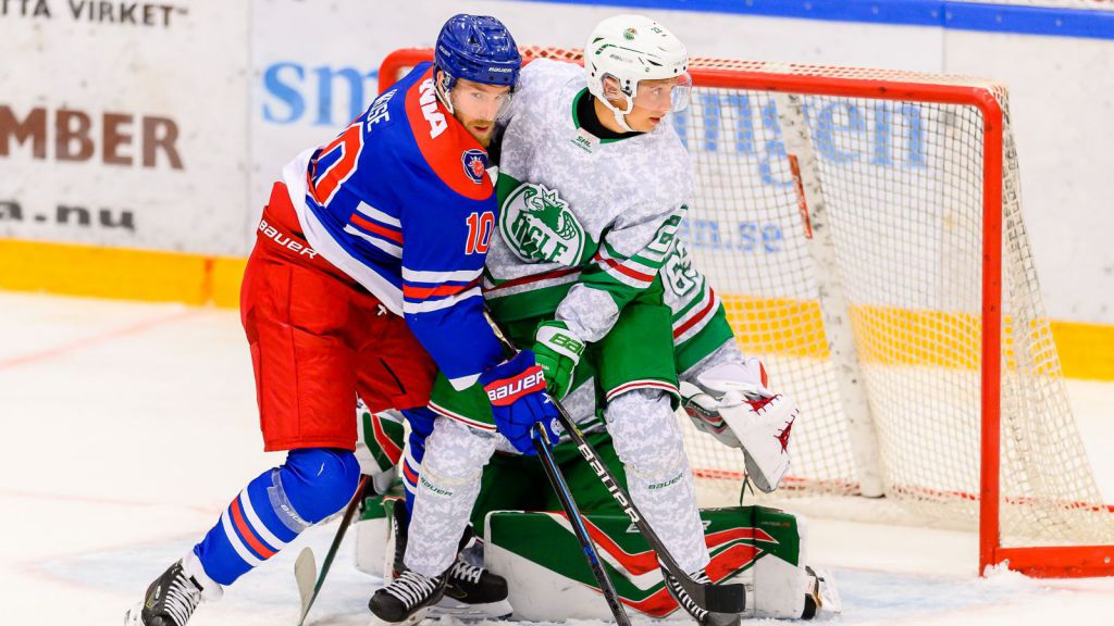 Dale Weise i duell framför mål.