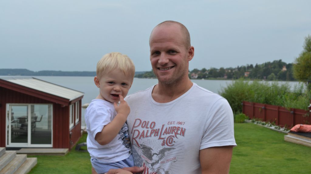 Lagbyggaren Tony Mårtensson tillsammans med sonen William.