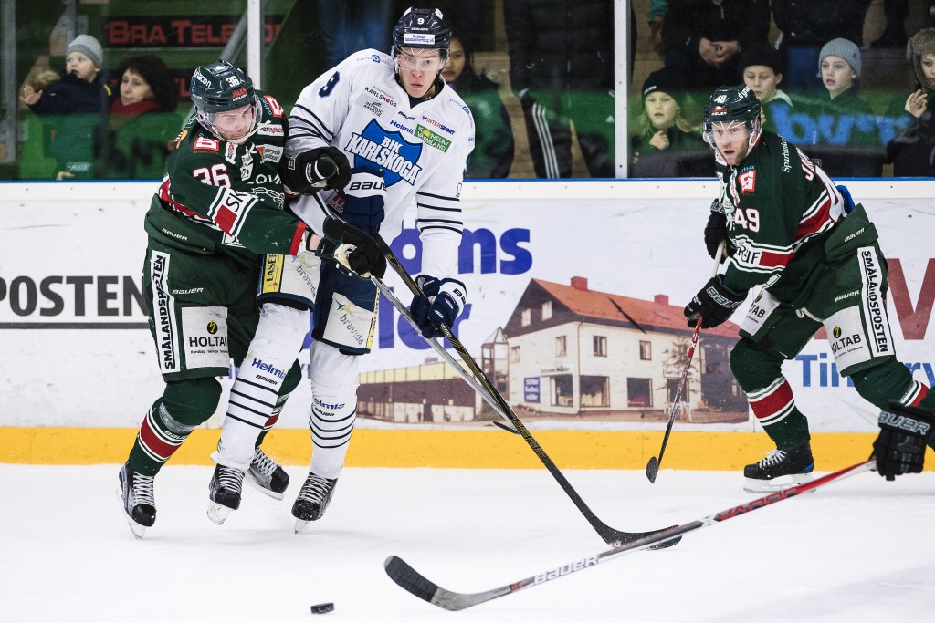 161221 Karlskogas Victor Ejdsell tacklar Tingsryds Adam kesson under ishockeymatchen i Hockeyallsvenskan mellan Tingsryd och Karlskoga den 21 december 2016 i Tingsryd. Foto: Jonas Ljungdahl / BILDBYRN / Kod JO / Cop 144