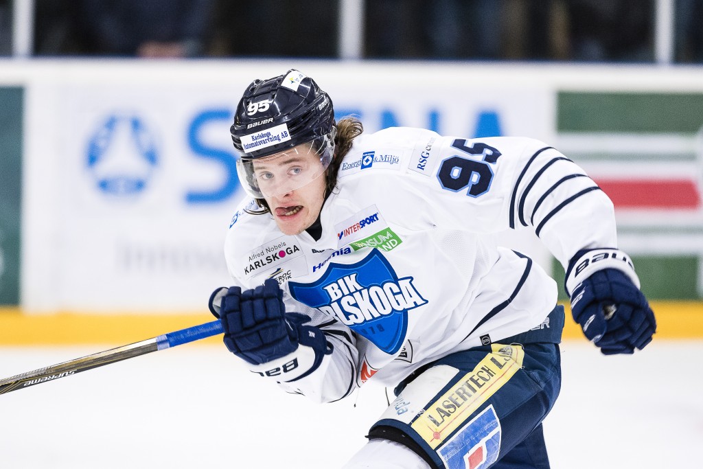 161221 Karlskogas Carl Persson under ishockeymatchen i Hockeyallsvenskan mellan Tingsryd och Karlskoga den 21 december 2016 i Tingsryd. Foto: Jonas Ljungdahl / BILDBYRN / Kod JO / Cop 144