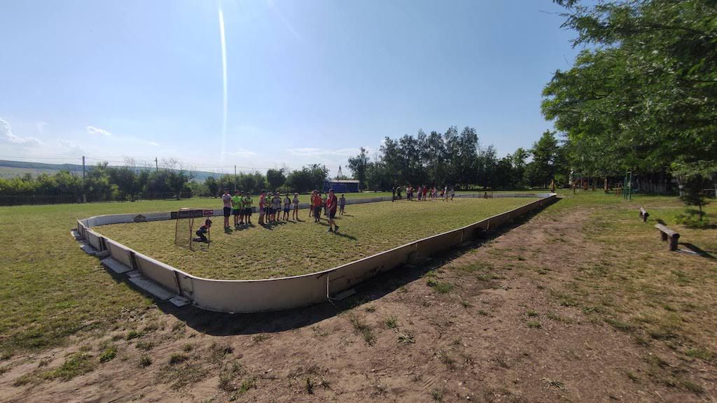 Innebandy under bar himmel i Moldavien.
