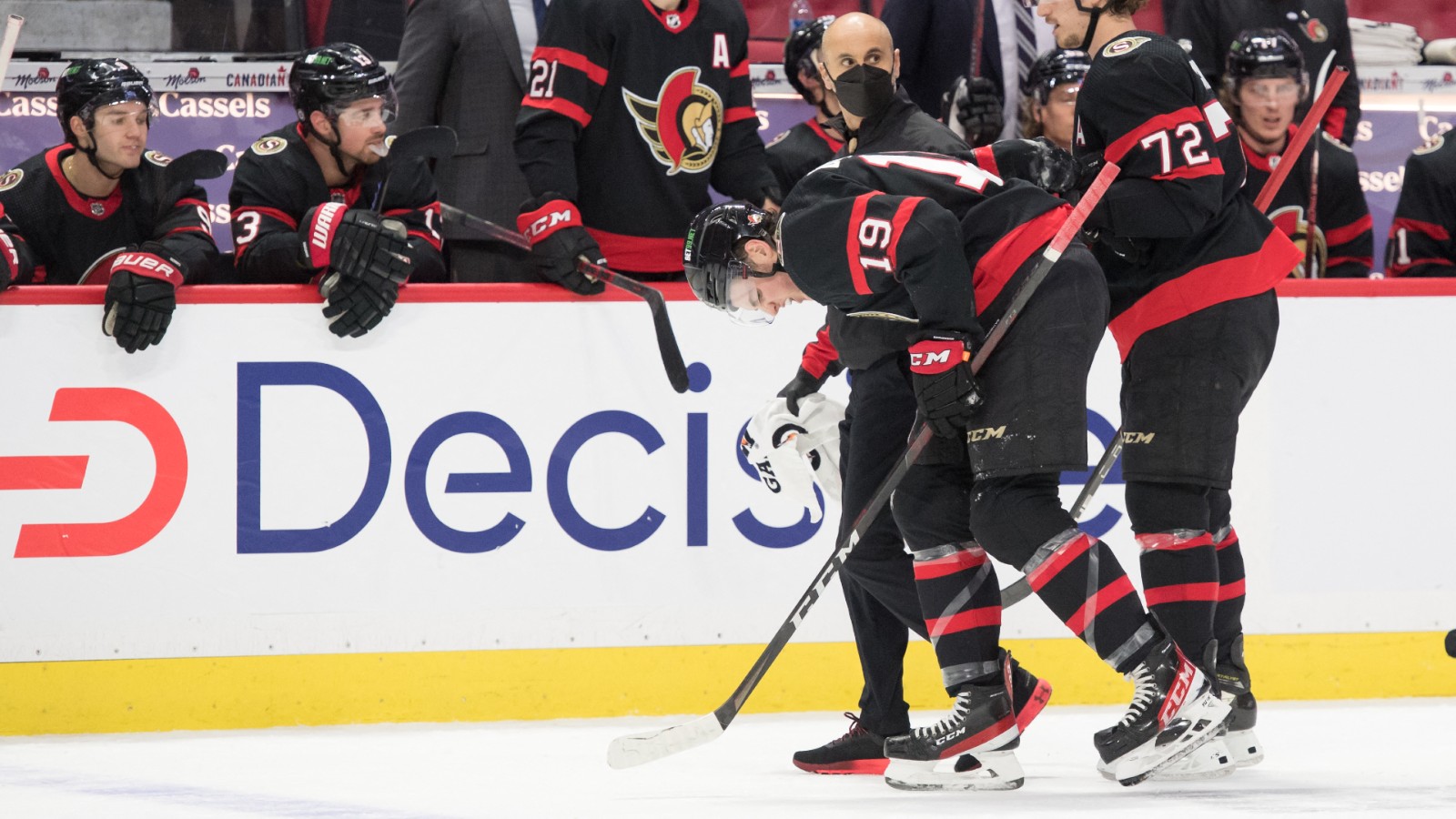 Drake Batherson skadad efter tacklingen fr&aring;n m&aring;lvakten