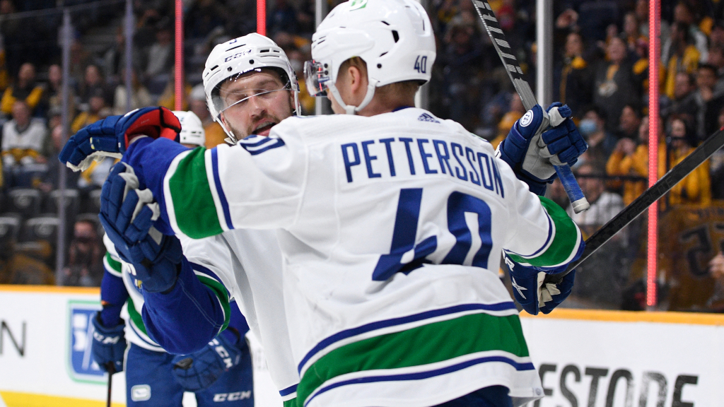 Elias Pettersson hyllas av Brock Boeser efter nya fulltr&auml;ffen