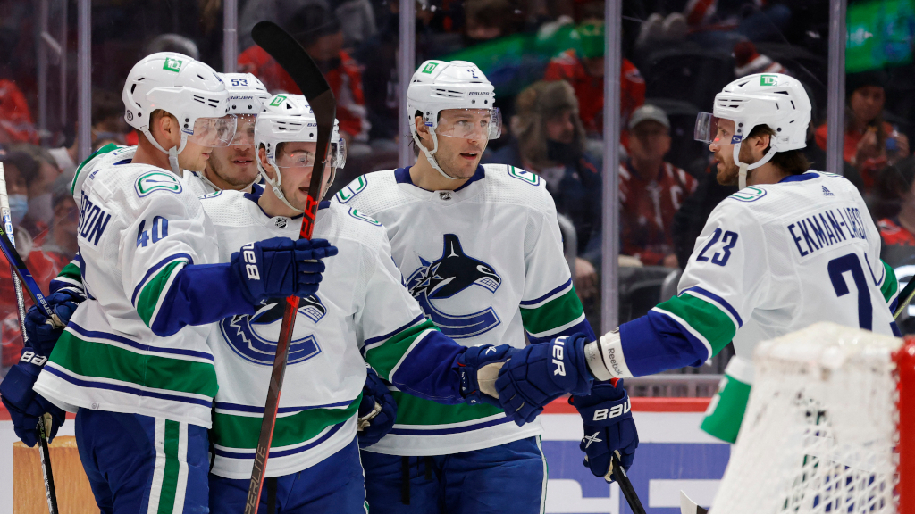 Elias Pettersson tv&aring;m&aring;lsskytt mot Washington