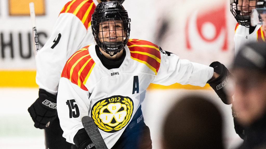 Lara Stalder prisas som m&aring;nadens spelare i SDHL &ndash; igen