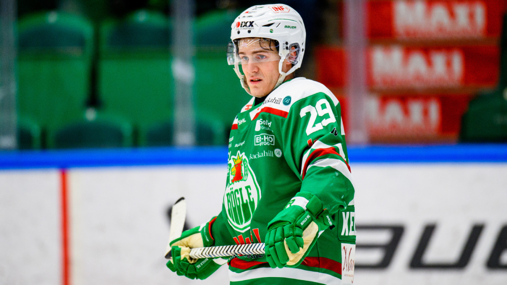 HV71 plockar &auml;nnu en forward