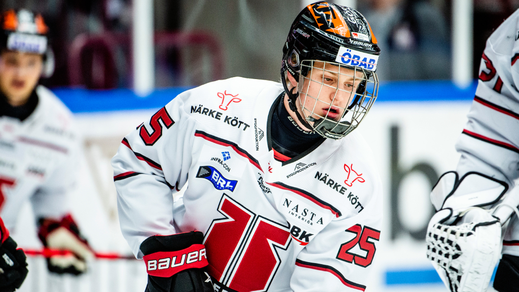 Elias Pettersson skriver SHL-kontrakt med &Ouml;rebro Hockey