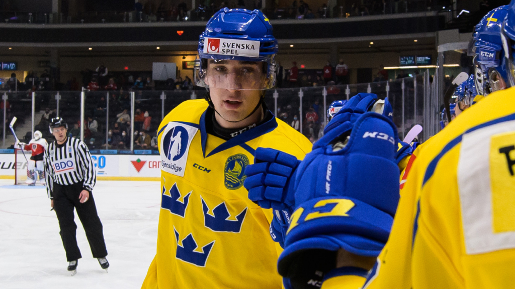 Daniel Torgersson skjuter sitt f&ouml;rsta AHL-m&aring;l
