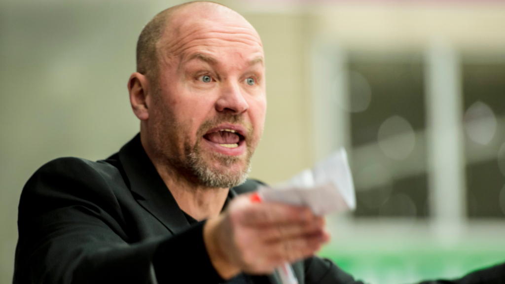 Uppgifter: F&ouml;rre SHL-tr&auml;naren kliver ner i Hockeyettan
