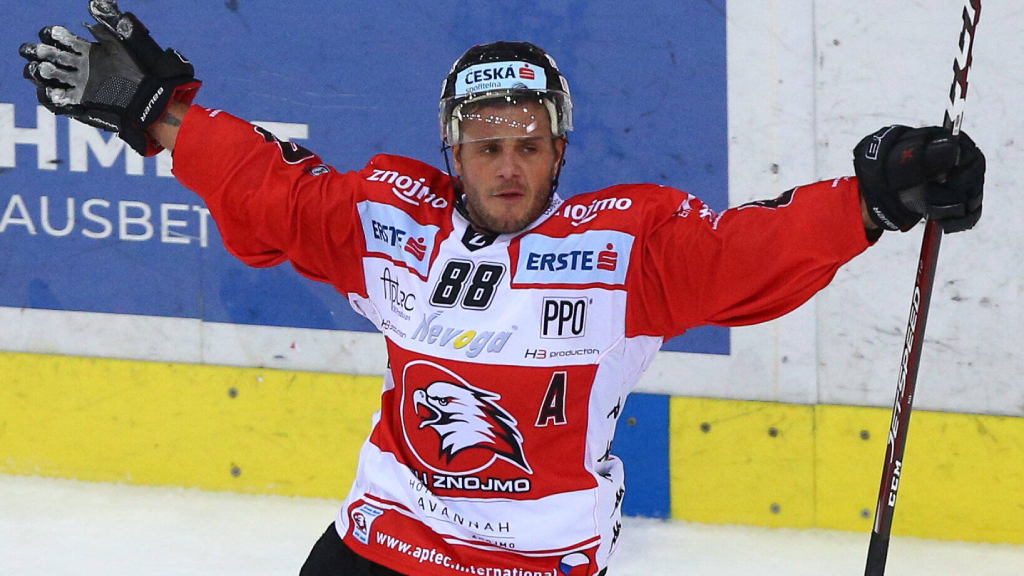 Uppgifter: S&ouml;dert&auml;lje n&auml;ra po&auml;ngstark forward