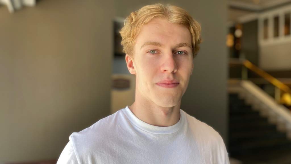 TV: Jonathan Lekkerim&auml;ki f&ouml;rs&ouml;ker njuta av NHL-draften