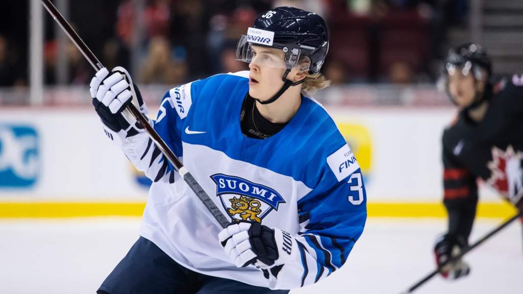 Anttoni Honka skriver p&aring; f&ouml;r Carolina Hurricanes