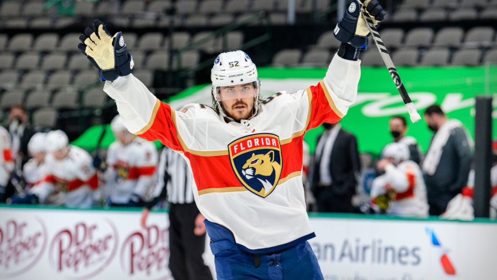 Calgary jobbar p&aring; f&ouml;rl&auml;ngning med MacKenzie Weegar