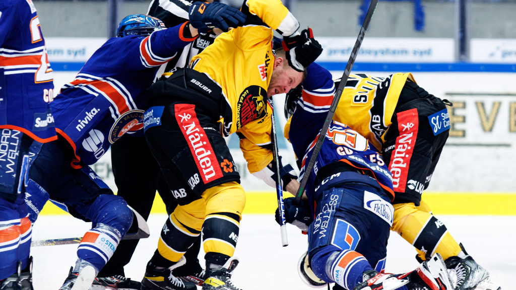 Leo Komarov kritisk till matchstraffet: "Tycker det är hårt dömt"