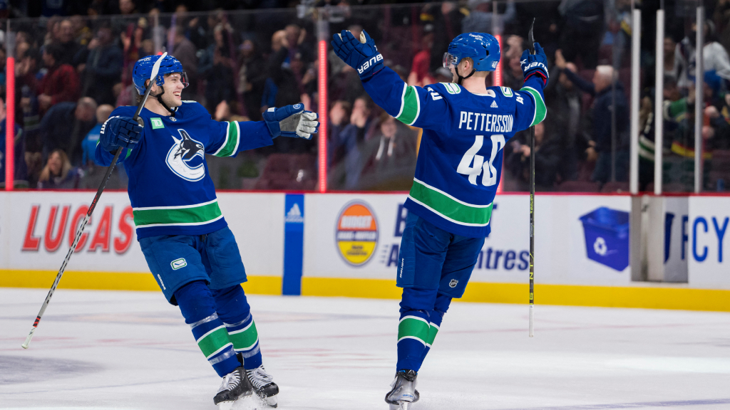 TV: Elias Pettersson stormar mot 100 poäng – förlänger poängsviten