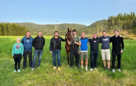 Fra fotball til trav for Edvard (29): Kjøpte egen hest etter to måneder intensivtrening, nå er de i Hoppe-Derby