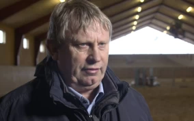 Har mottatt 665 000 danske kroner i bøter for uforsvarlig behandling – får fortsatt ha hester og utredningen vil ta tid