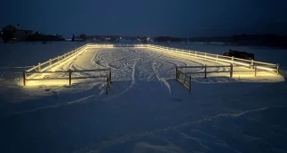 Denne kreative og rimelige ridebanebelysningen vekker oppmerksomhet: – Det tok helt av