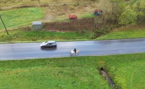 Oda mener veien til ridehallen er livsfarlig: – Det er hard kjøring