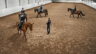 Ridelærer Karen (23) får utdannelse sponset av arbeidsgiveren: – Dette skulle gjerne flere bedrifter ha gjort