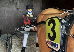 Travtreneren tok grep etter å ha hørt Thea (15) sin sterke historie: – Vi håper dette kan gi henne styrke til å stå i mot alt det tøffe hun opplever