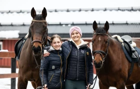 Rideskolehester til topps på stevnebanen