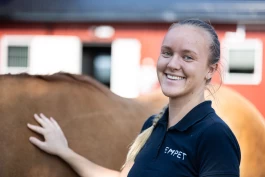 Celine er veterinærassistent ved siden av veterinærstudiene: – Får god trening i det praktiske