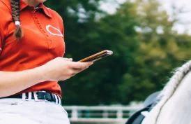 Er det tillatt å ri med mobil i hånden?