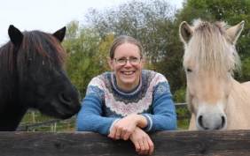 Ny utdanning i hesteassisterte aktiviteter: – Målet er jo at man skal kunne leve av dette