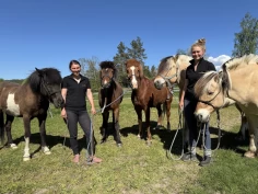 Signe og Signe delte samme drøm – nå rir de Norge på langs med fem hester