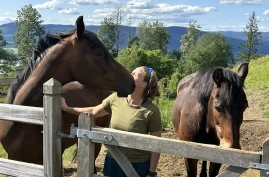 Realiserer drømmen om å tilby hesteassistert terapi som psykolog