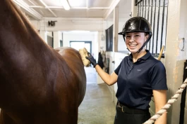 Thia (18) tar steget ut i verden: – En av dem som virkelig står på for dette