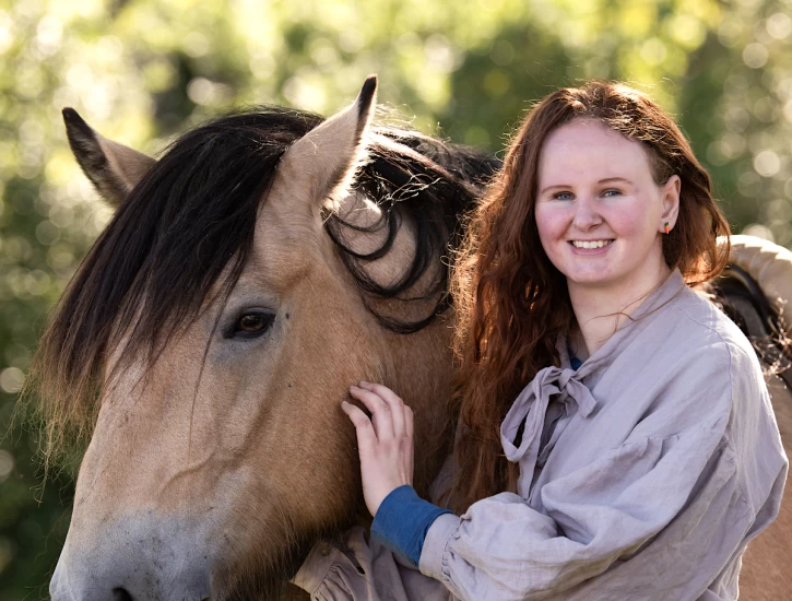 Trener hestene på deres premisser: – Arbeidet vårt bygger på frivillighet og samspill