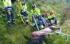 De trener brannfolk i hesteredning – med egen øvelseshest