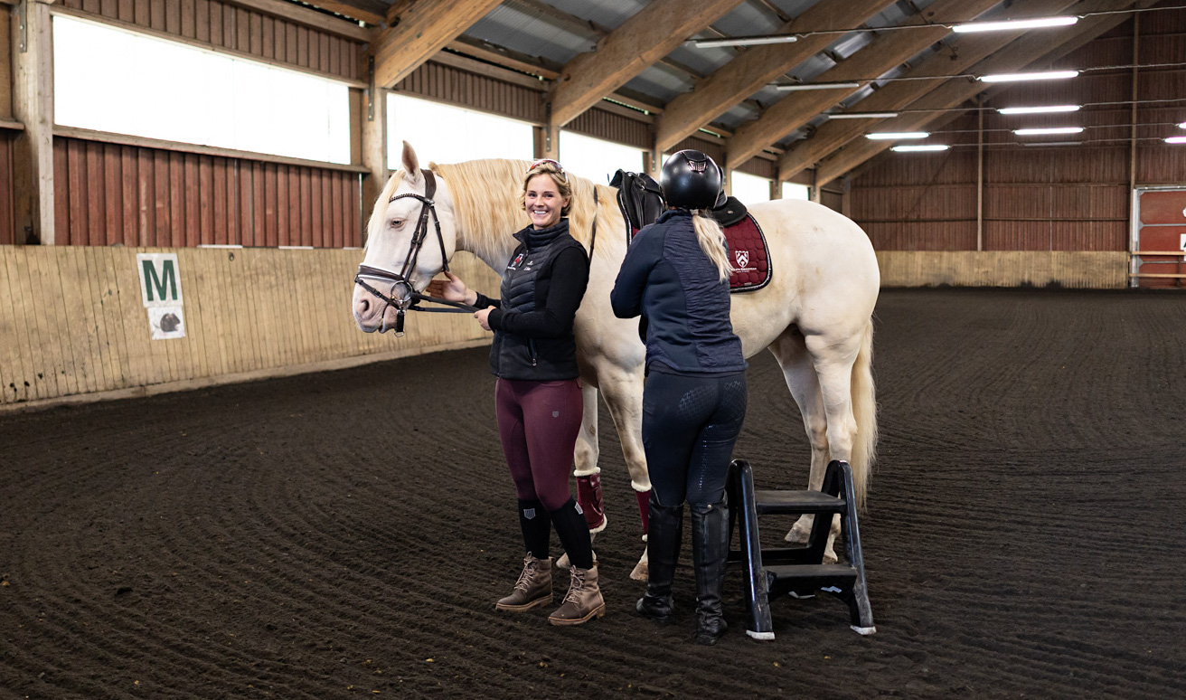 Ingen tøyler før rytter er i balanse: – På hesteryggen er vi gjest i salen