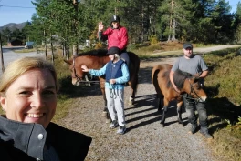 Hester gir flyktninger språk- og arbeidstrening: – Litt unikt prosjekt