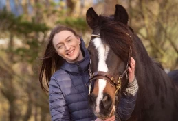 Hverdagen var en kamp: – Stallen ble en trygg plass å være