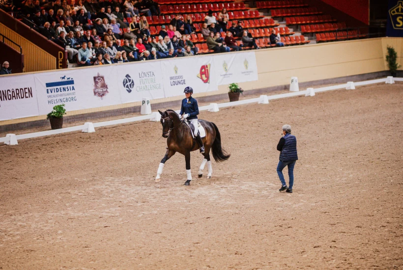 Kyra Kyrklund: – Målet er at hesten skal klare å bære seg selv