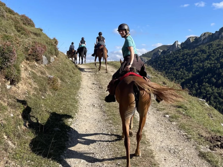 Tre tiår med ridereiser: – Det er noe spesielt