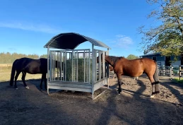 Fôring utendørs del 2: – Hestene skal aldri føle seg sultne