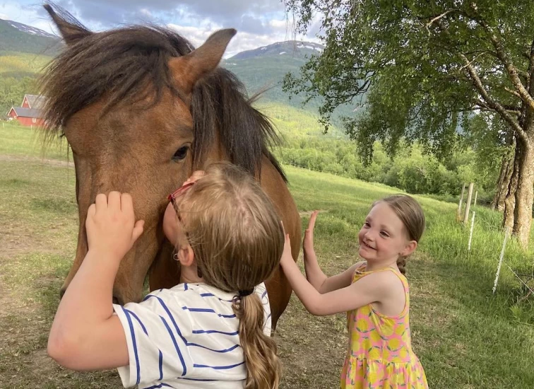 Vil senke terskelen inn i hestesporten: – I stallen er alle like