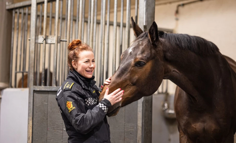 Magnus har bestått prøvetiden – klar for patruljeliv i Oslo