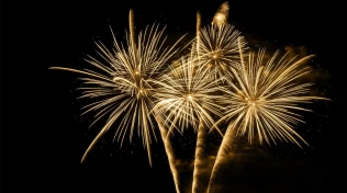 Fyrverkeri innebærer stor belastning for hester – for noen hele året