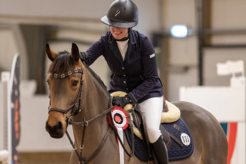 Benedikte (32) utdanner ponnier til sporten: – Min måte å gi tilbake